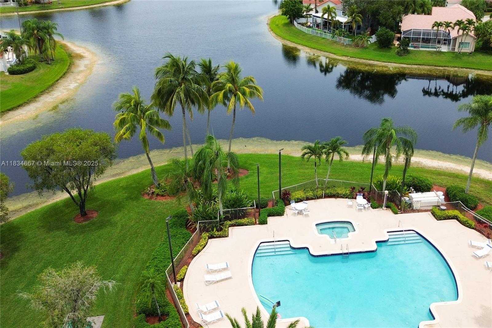 Small Image of 1049 LAGUNA SPRINGS DR, Weston Number 28