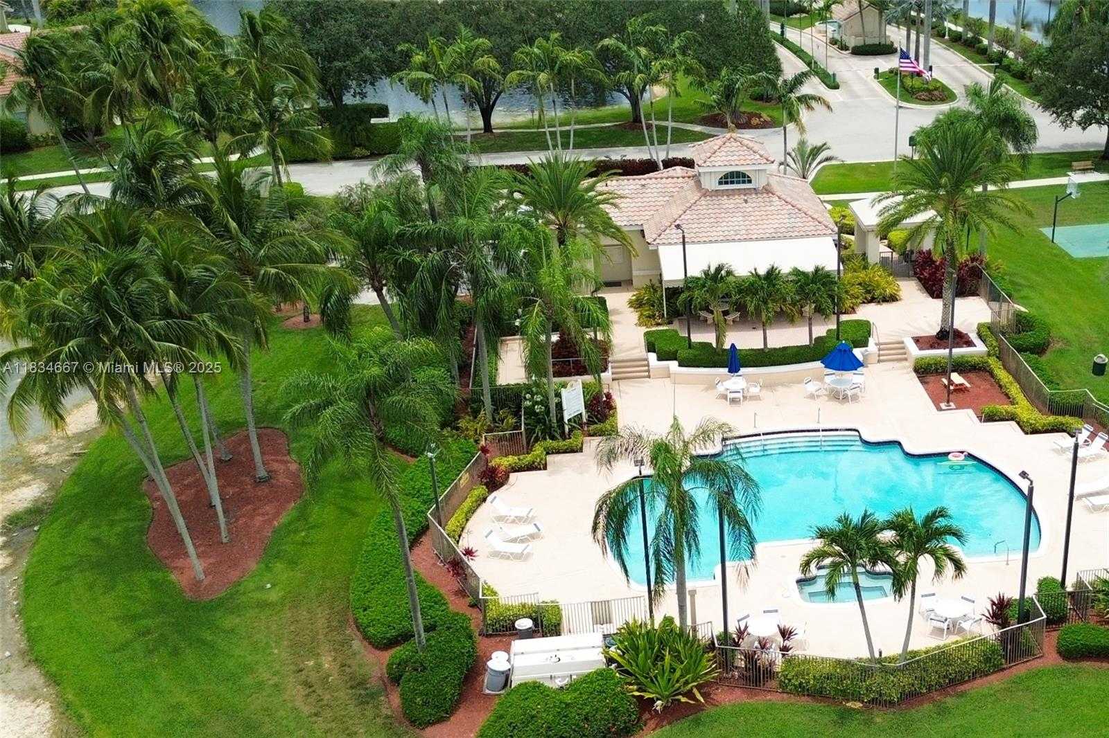Small Image of 1049 LAGUNA SPRINGS DR, Weston Number 29
