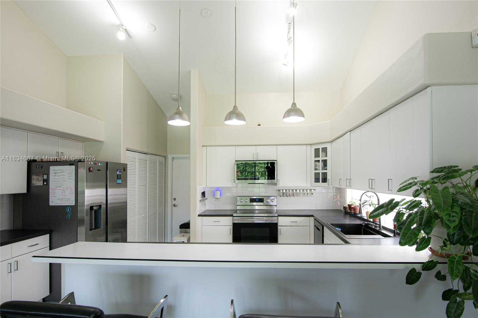 Small Image of 1049 LAGUNA SPRINGS DR, Weston Number 3