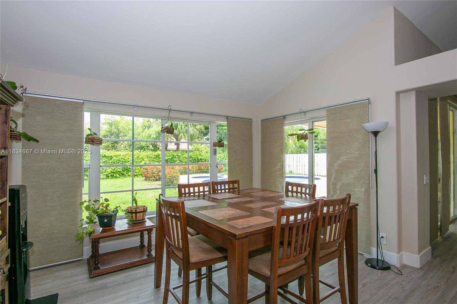 Small Image of 1049 LAGUNA SPRINGS DR, Weston Number 5