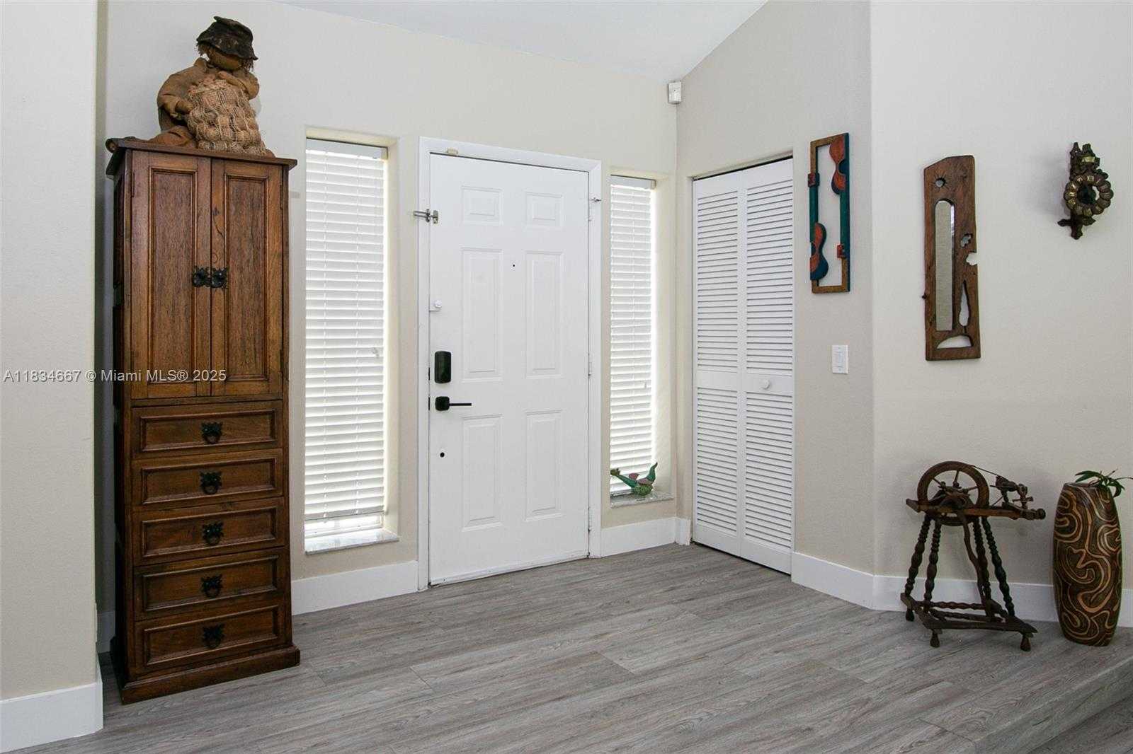 Small Image of 1049 LAGUNA SPRINGS DR, Weston Number 7