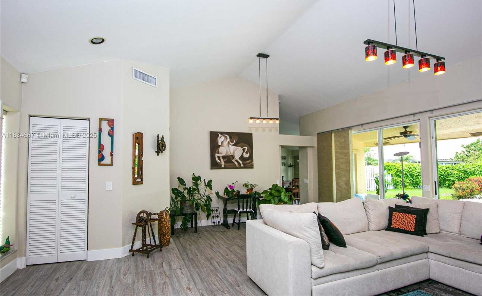 Small Image of 1049 LAGUNA SPRINGS DR, Weston Number 8