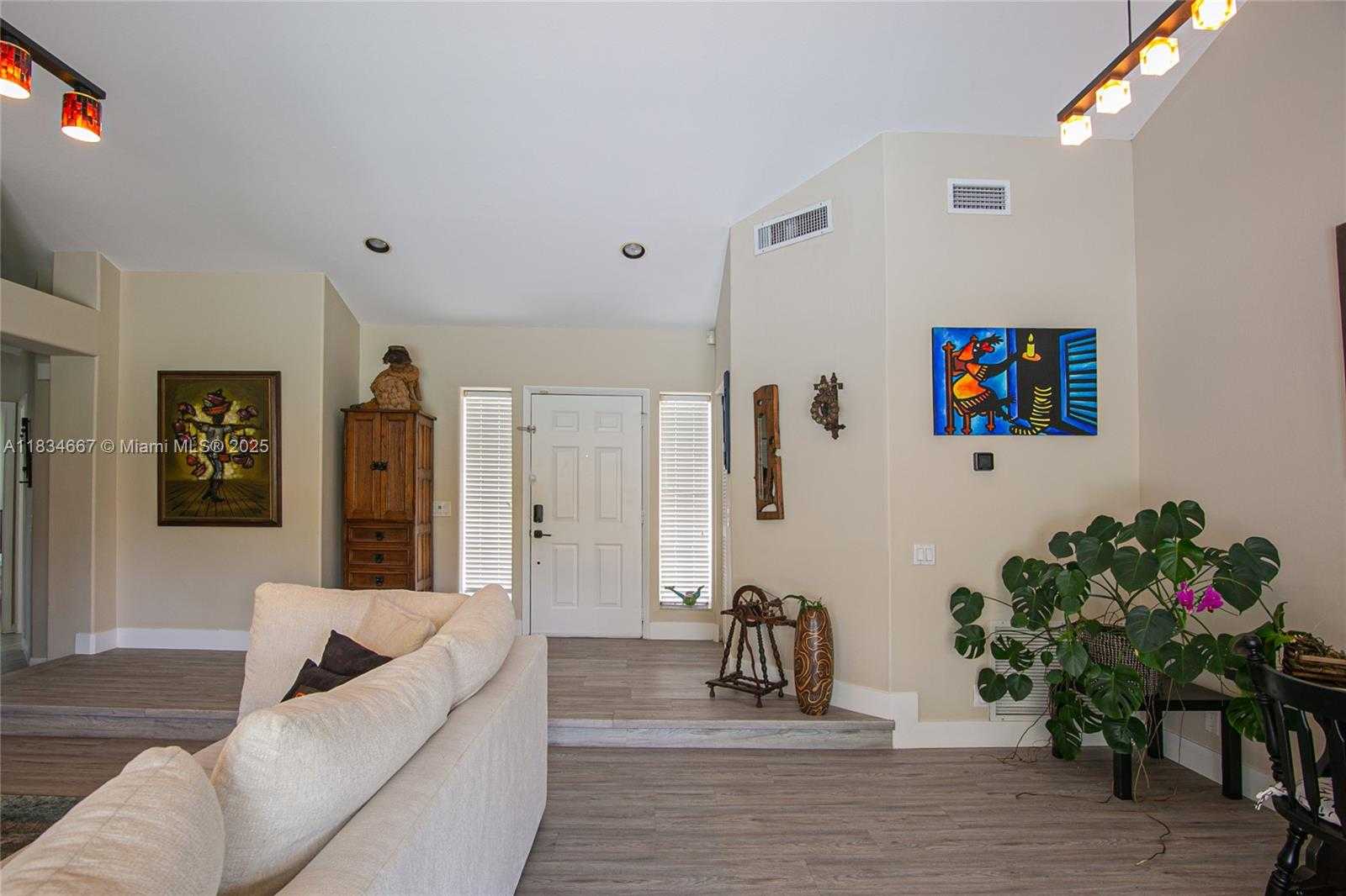 Small Image of 1049 LAGUNA SPRINGS DR, Weston Number 9