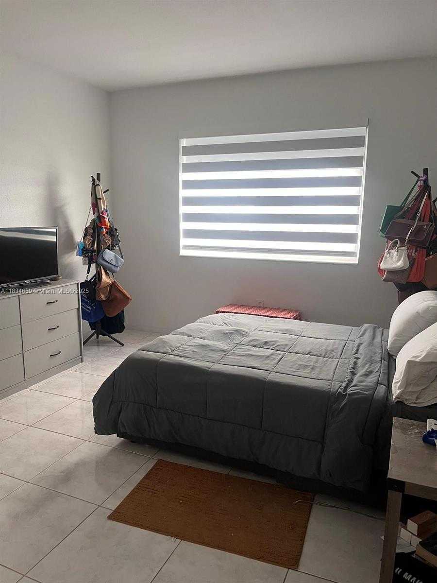 Small Image of 1880 SOUTH TREASURE DR #2C, North Bay Village Number 9