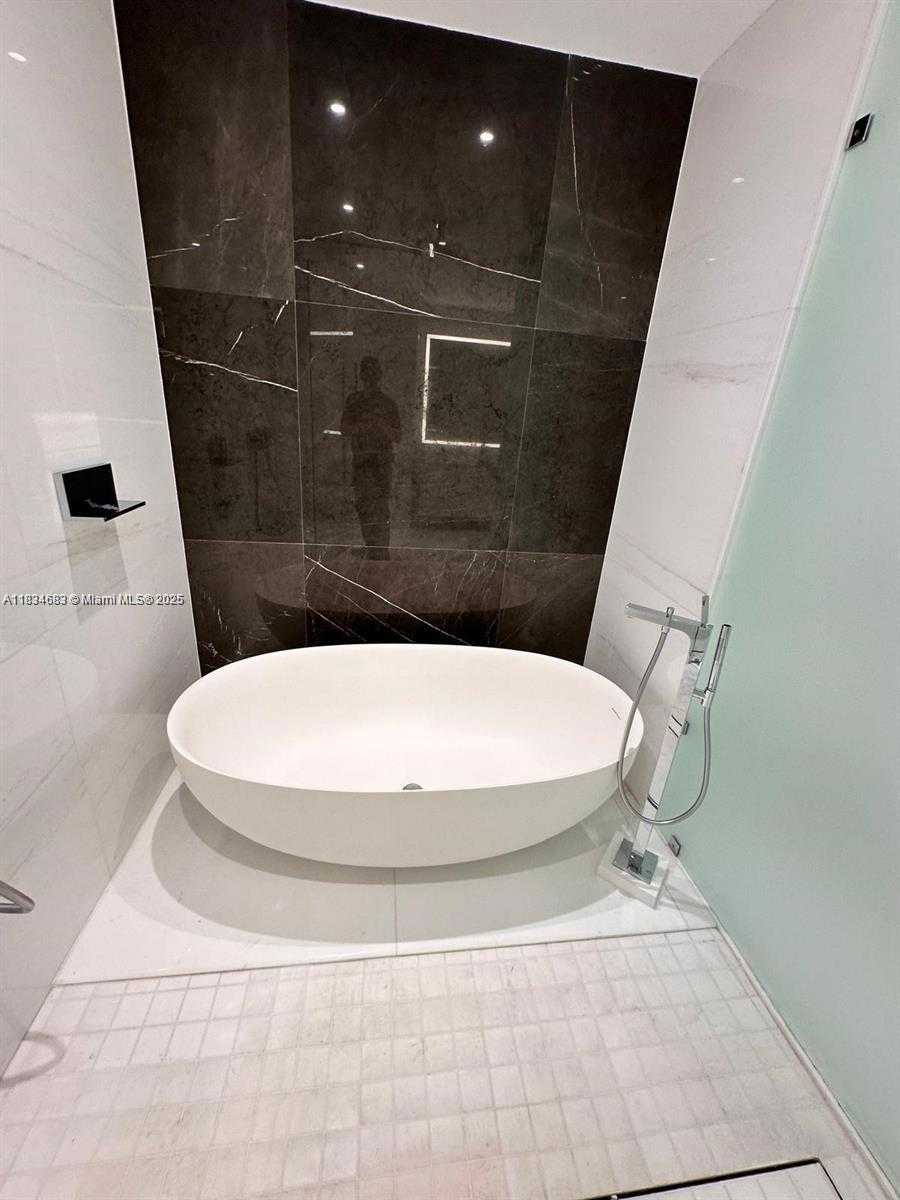 Small Image of 300 BISCAYNE BOULEVARD #2709W, Miami Number 13