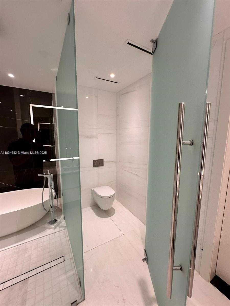 Small Image of 300 BISCAYNE BOULEVARD #2709W, Miami Number 16