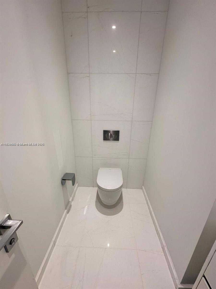 Small Image of 300 BISCAYNE BOULEVARD #2709W, Miami Number 28