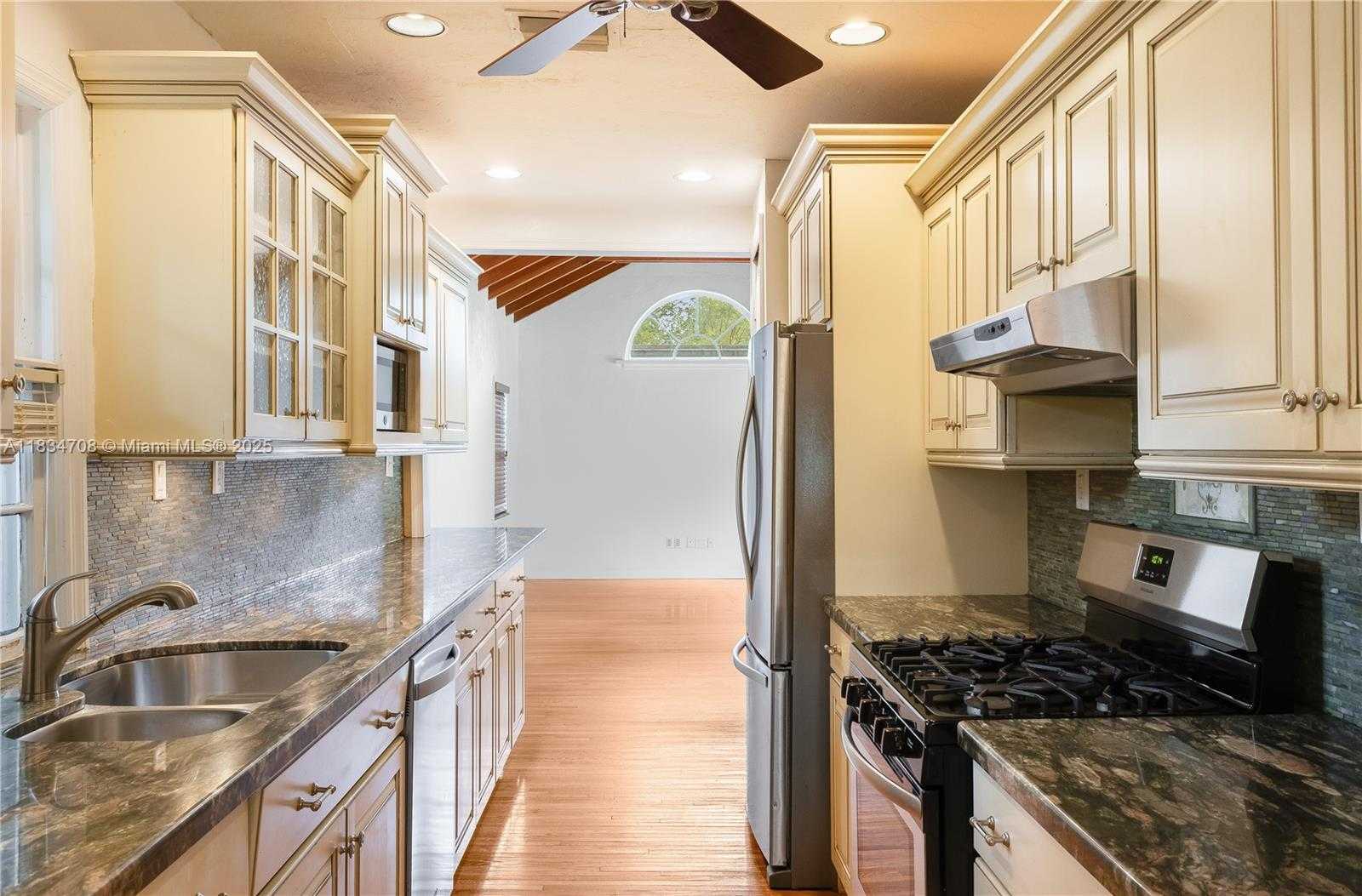Small Image of 4001 HARDIE AVE, Miami Number 13