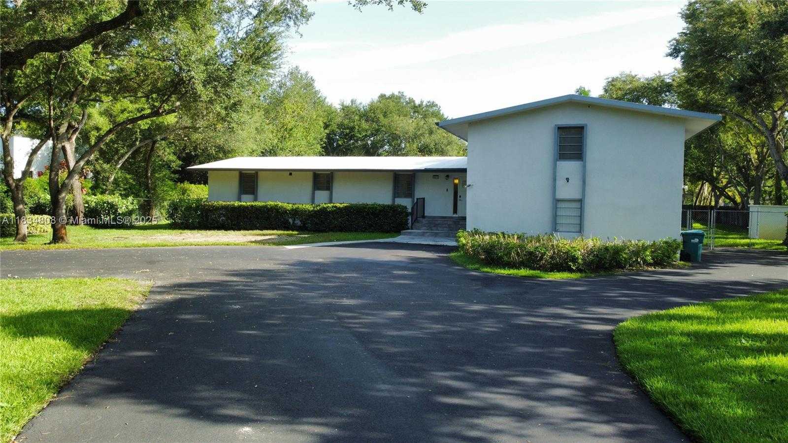 Small Image of 9811 SOUTH WEST 96TH ST, Miami Number 10