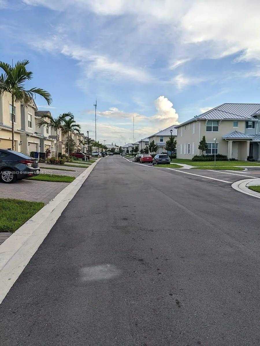 Small Image of 1063 EUCALYPTUS DR, Hollywood Number 2