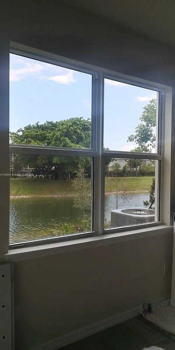 Small Image of 1063 EUCALYPTUS DR, Hollywood Number 3