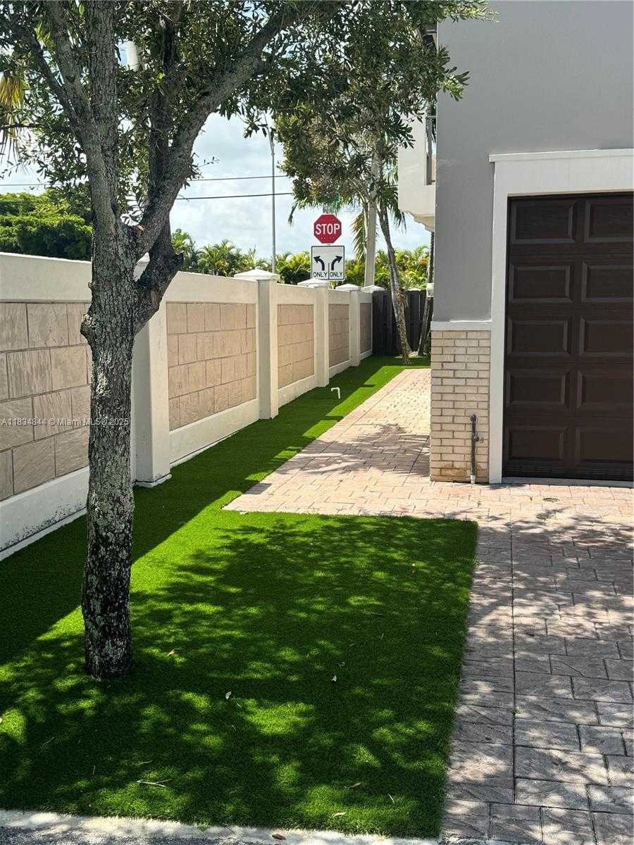 Small Image of 10400 NORTH WEST 58TH TER, Doral Number 2