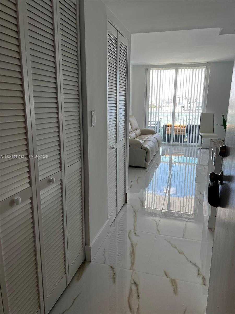Small Image of 1035 WEST AVE #803, Miami Beach Number 2