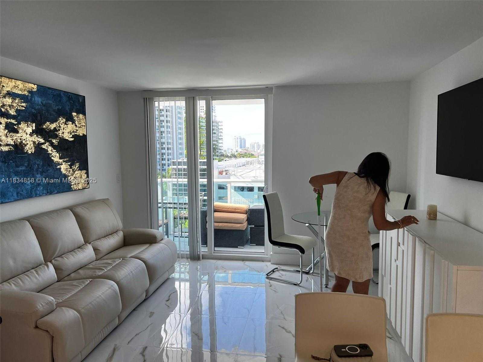 Small Image of 1035 WEST AVE #803, Miami Beach Number 4