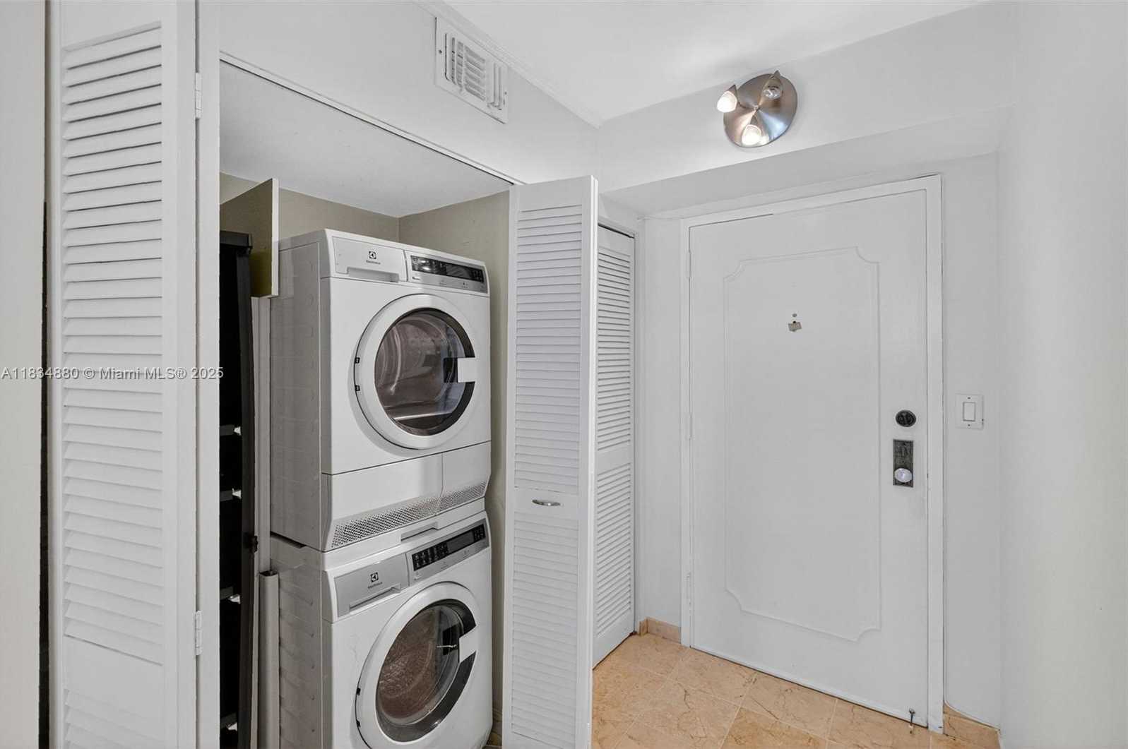 Small Image of 2401 COLLINS AVE #1703, Miami Beach Number 4