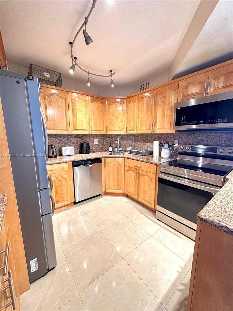 Small Image of 300 BAYVIEW DR #610, Sunny Isles Beach Number 18