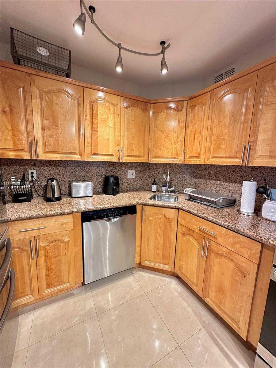 Small Image of 300 BAYVIEW DR #610, Sunny Isles Beach Number 20