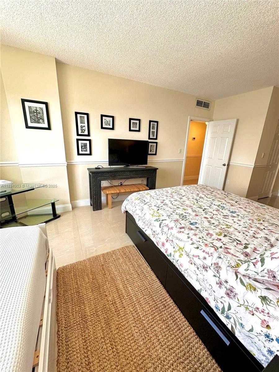 Small Image of 300 BAYVIEW DR #610, Sunny Isles Beach Number 26