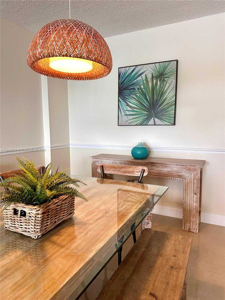 Small Image of 300 BAYVIEW DR #610, Sunny Isles Beach Number 3