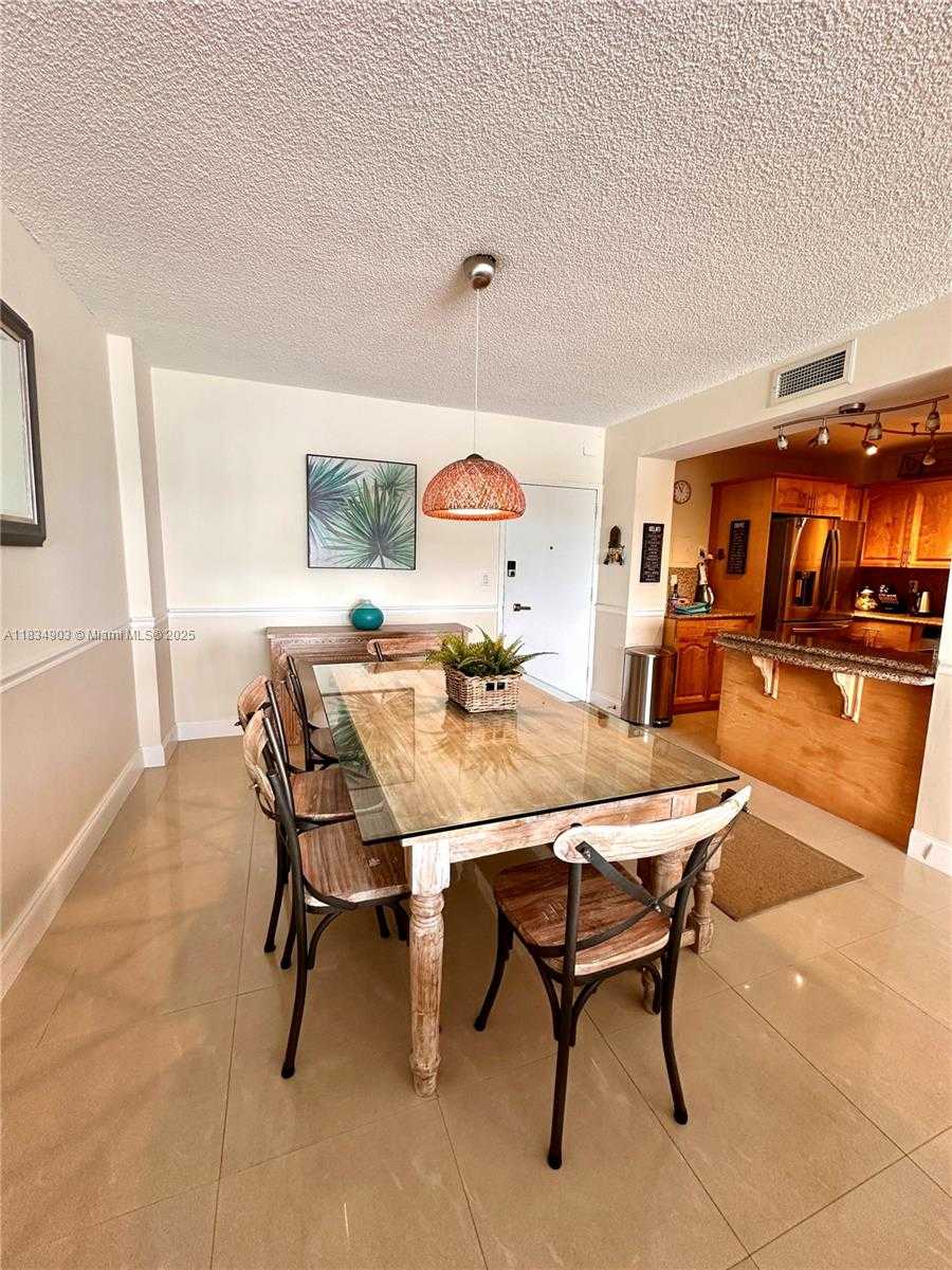 Small Image of 300 BAYVIEW DR #610, Sunny Isles Beach Number 4