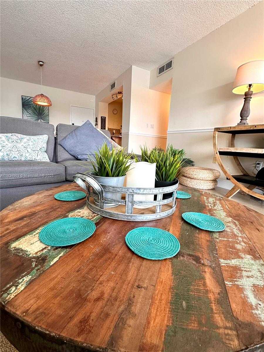Small Image of 300 BAYVIEW DR #610, Sunny Isles Beach Number 6