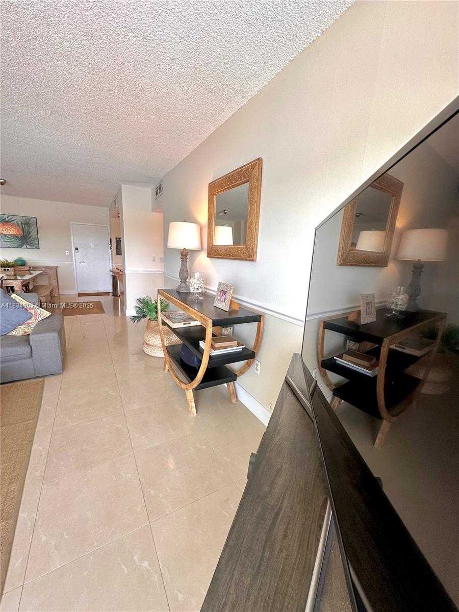 Small Image of 300 BAYVIEW DR #610, Sunny Isles Beach Number 8