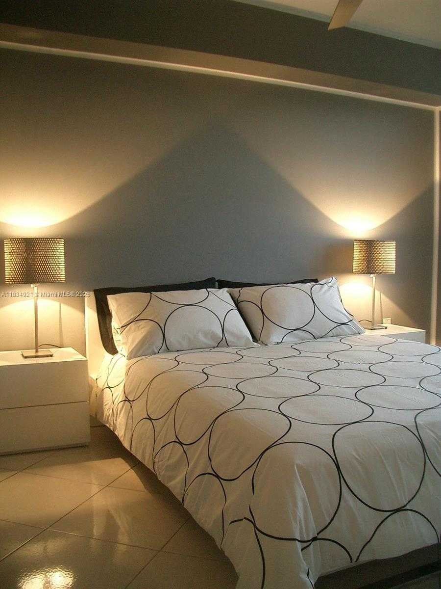 Small Image of 2600 COLLINS AVE #511, Miami Beach Number 10