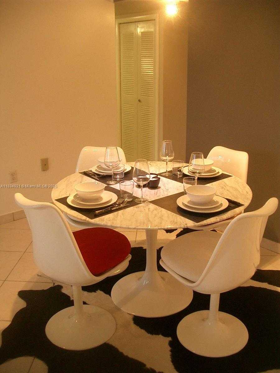 Small Image of 2600 COLLINS AVE #511, Miami Beach Number 11