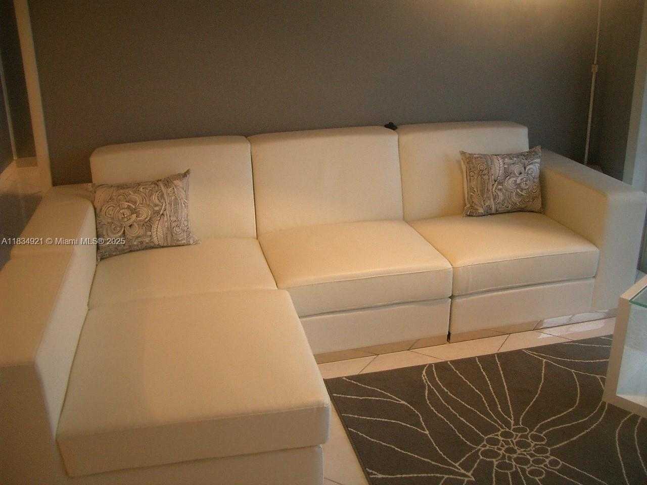 Small Image of 2600 COLLINS AVE #511, Miami Beach Number 12