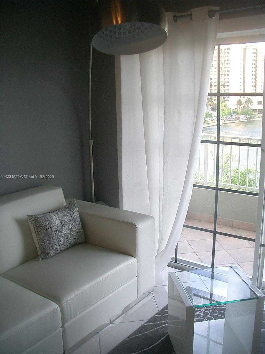 Small Image of 2600 COLLINS AVE #511, Miami Beach Number 13