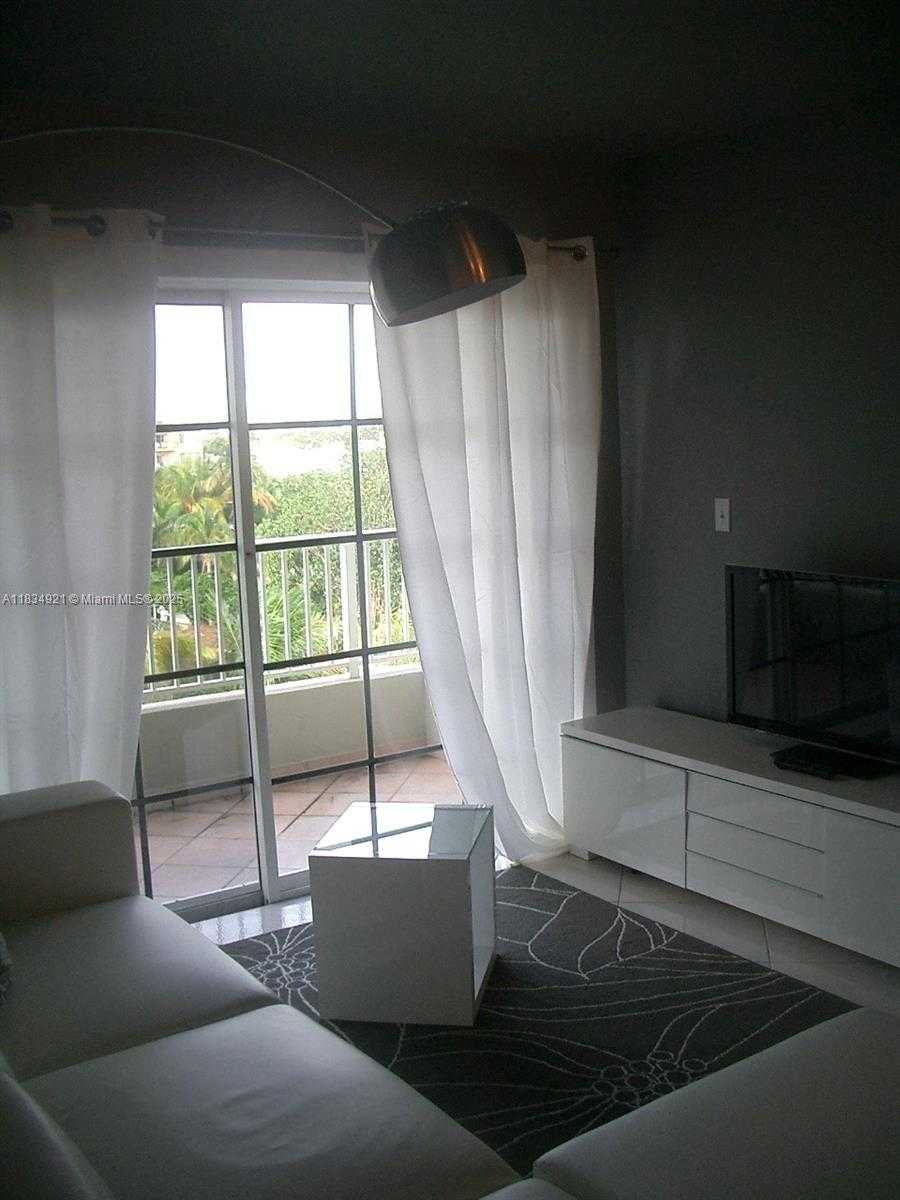 Small Image of 2600 COLLINS AVE #511, Miami Beach Number 14