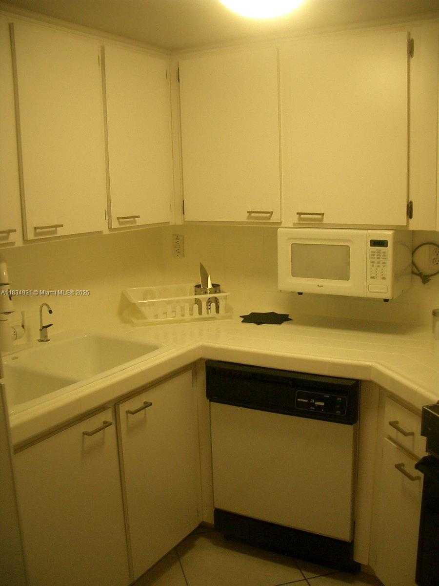 Small Image of 2600 COLLINS AVE #511, Miami Beach Number 16