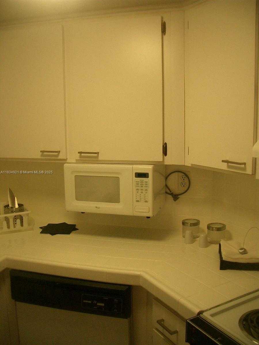 Small Image of 2600 COLLINS AVE #511, Miami Beach Number 17