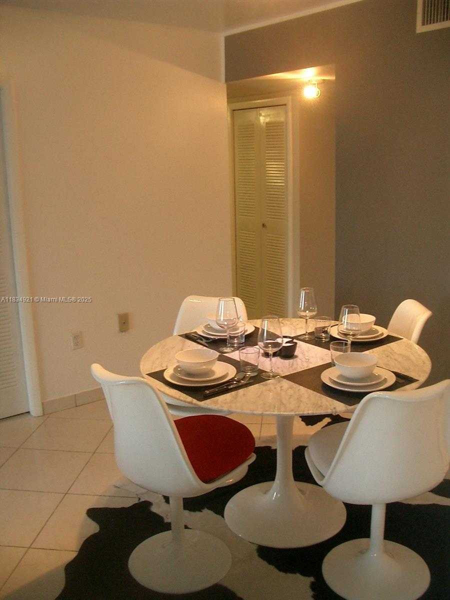 Small Image of 2600 COLLINS AVE #511, Miami Beach Number 21