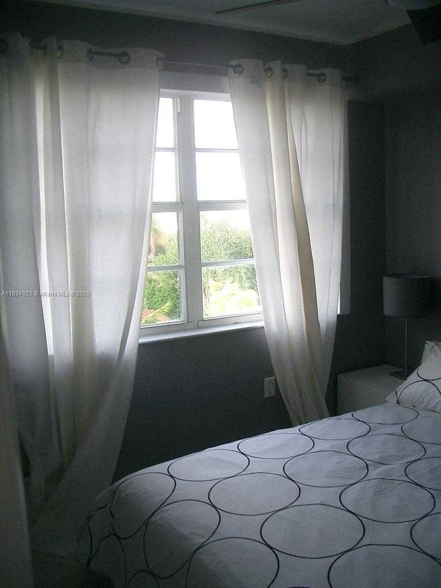 Small Image of 2600 COLLINS AVE #511, Miami Beach Number 22