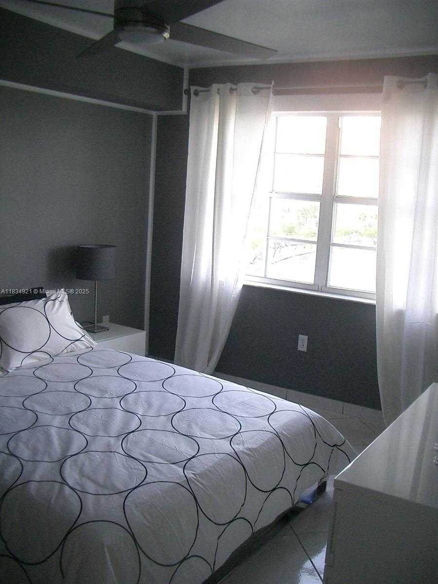 Small Image of 2600 COLLINS AVE #511, Miami Beach Number 24