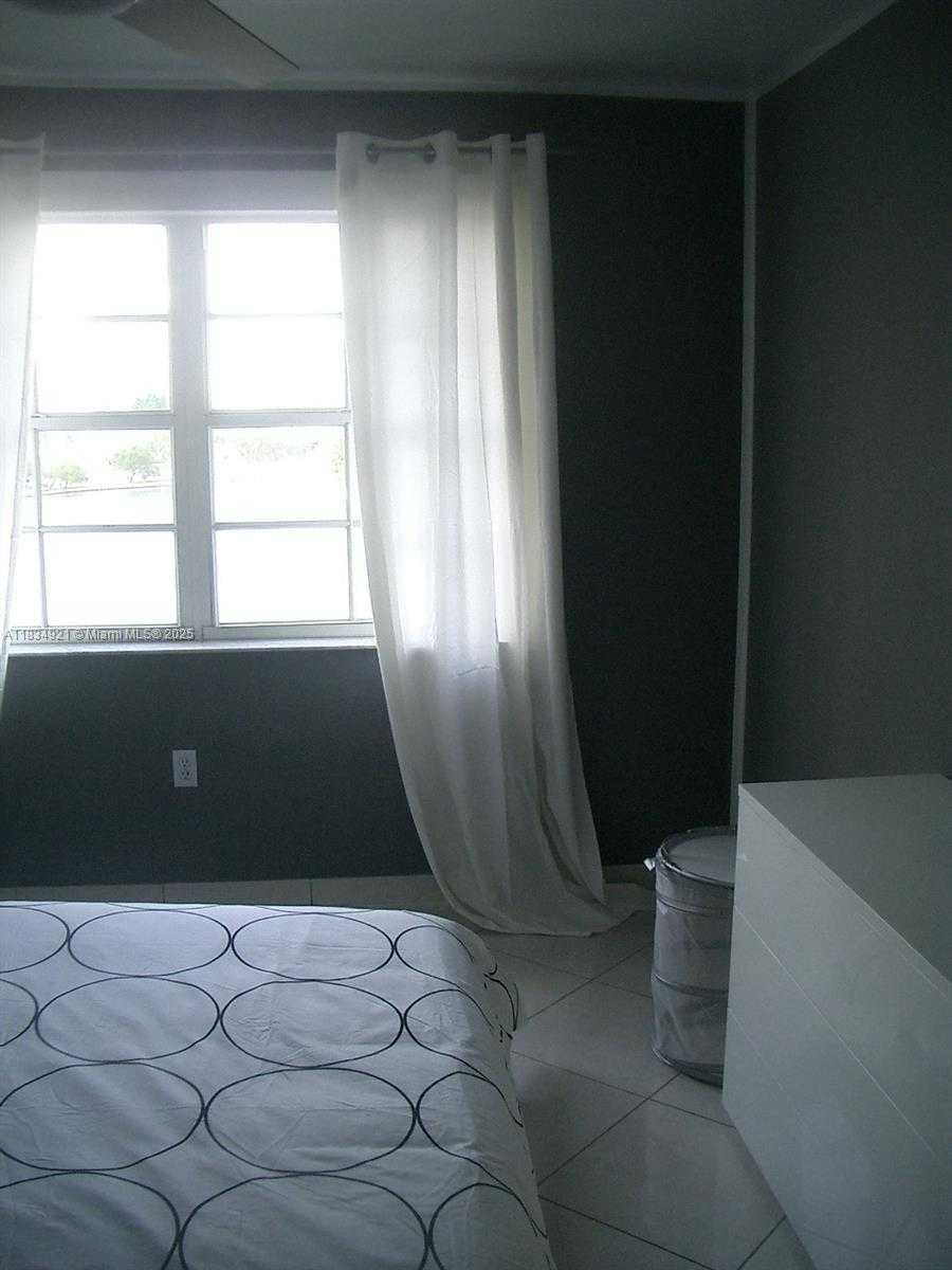 Small Image of 2600 COLLINS AVE #511, Miami Beach Number 26