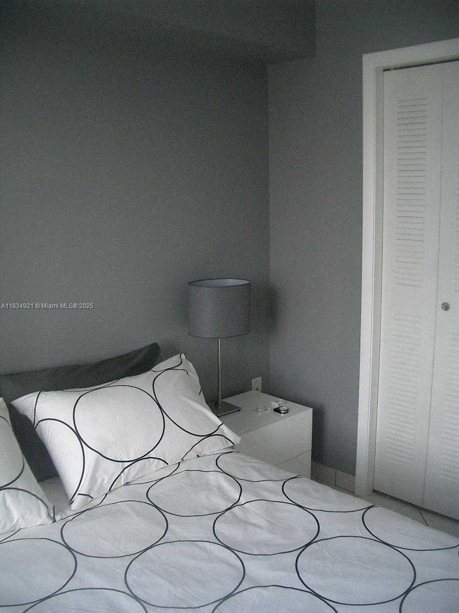 Small Image of 2600 COLLINS AVE #511, Miami Beach Number 27