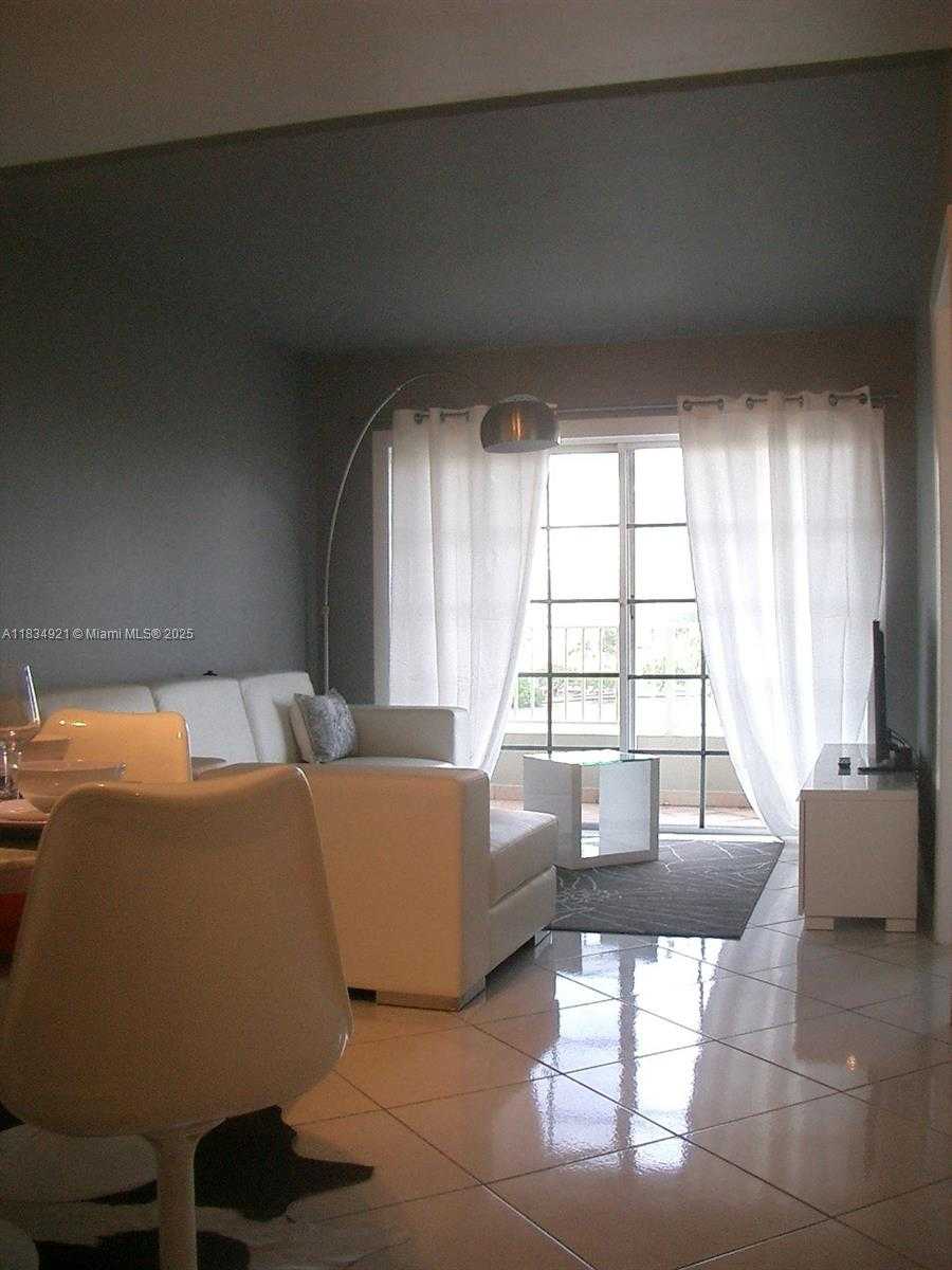 Small Image of 2600 COLLINS AVE #511, Miami Beach Number 8