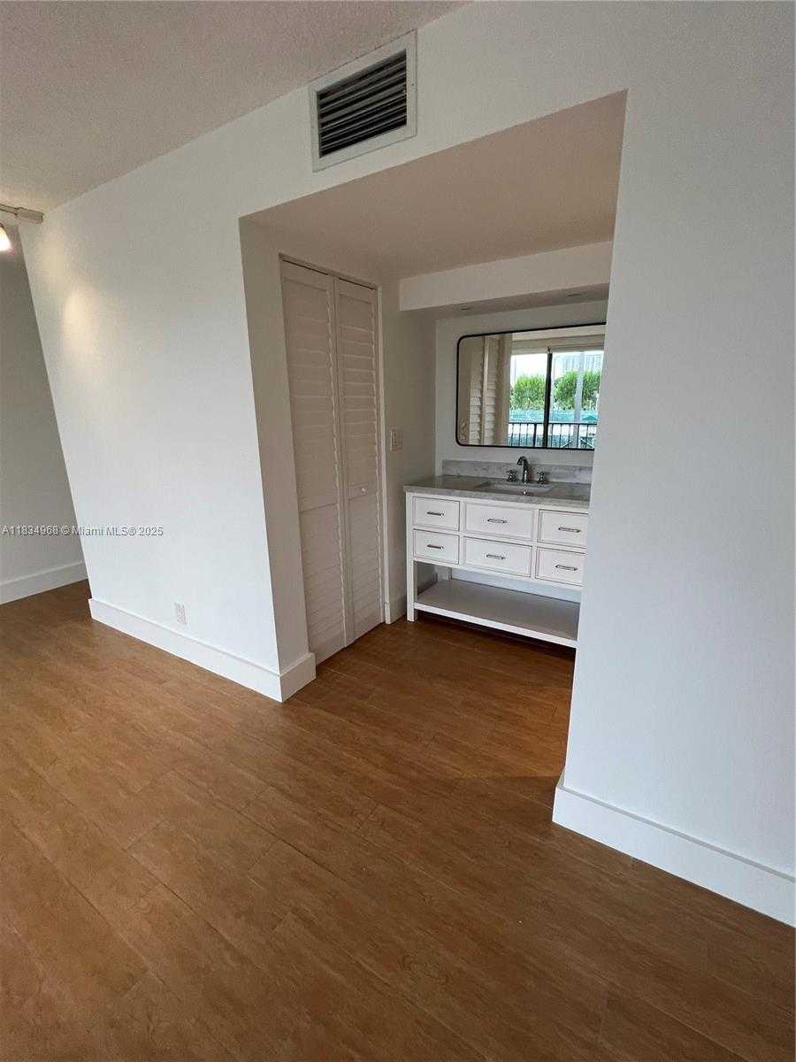 Small Image of 1915 BRICKELL AVE #TH16, Miami Number 30