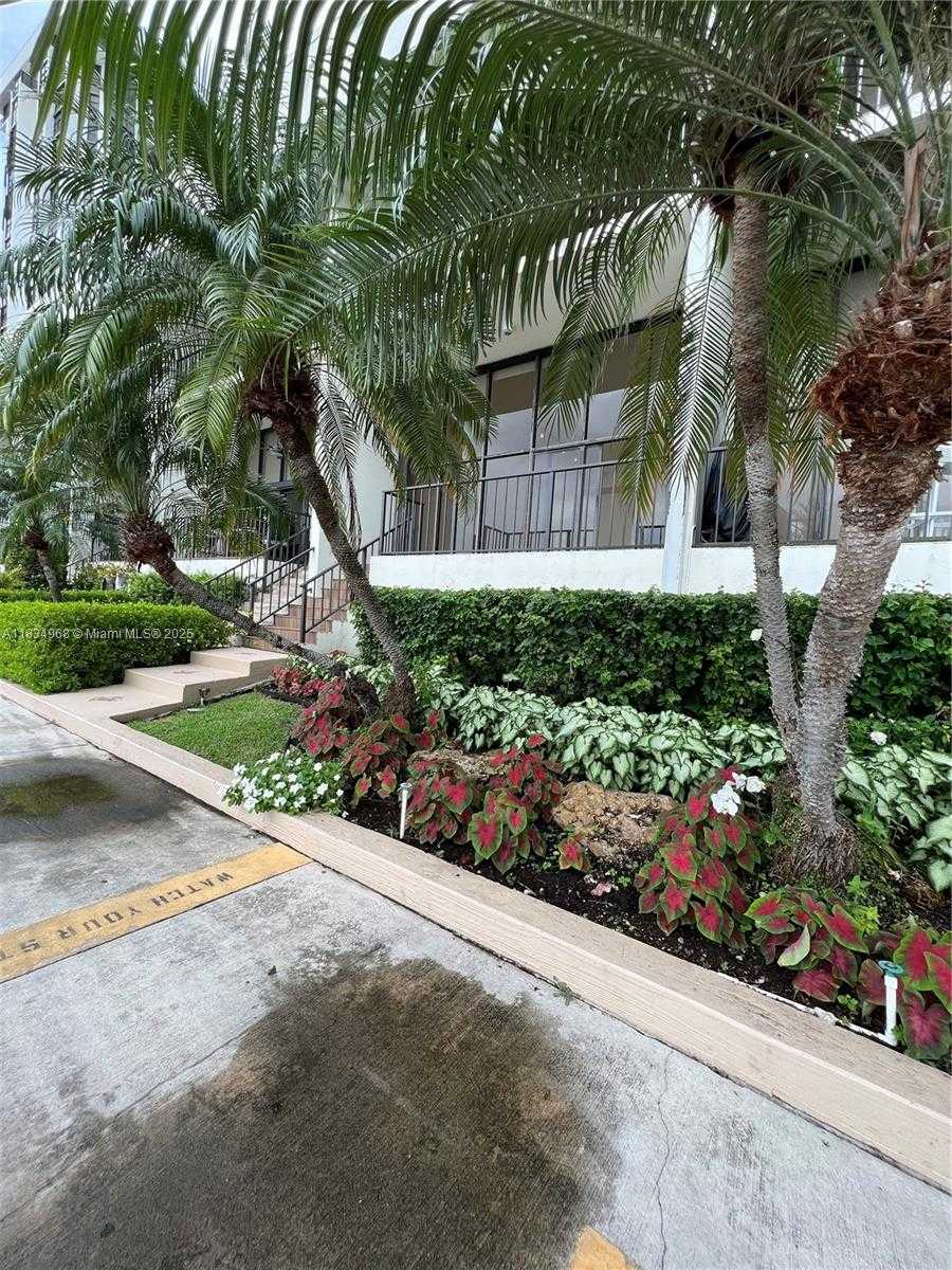 Small Image of 1915 BRICKELL AVE #TH16, Miami Number 4