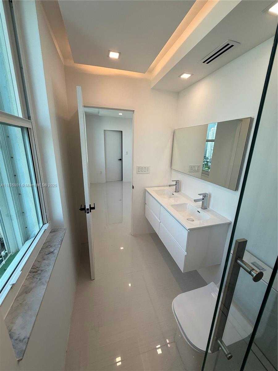 Small Image of 800 CLAUGHTON ISLAND DR #2405, Miami Number 12