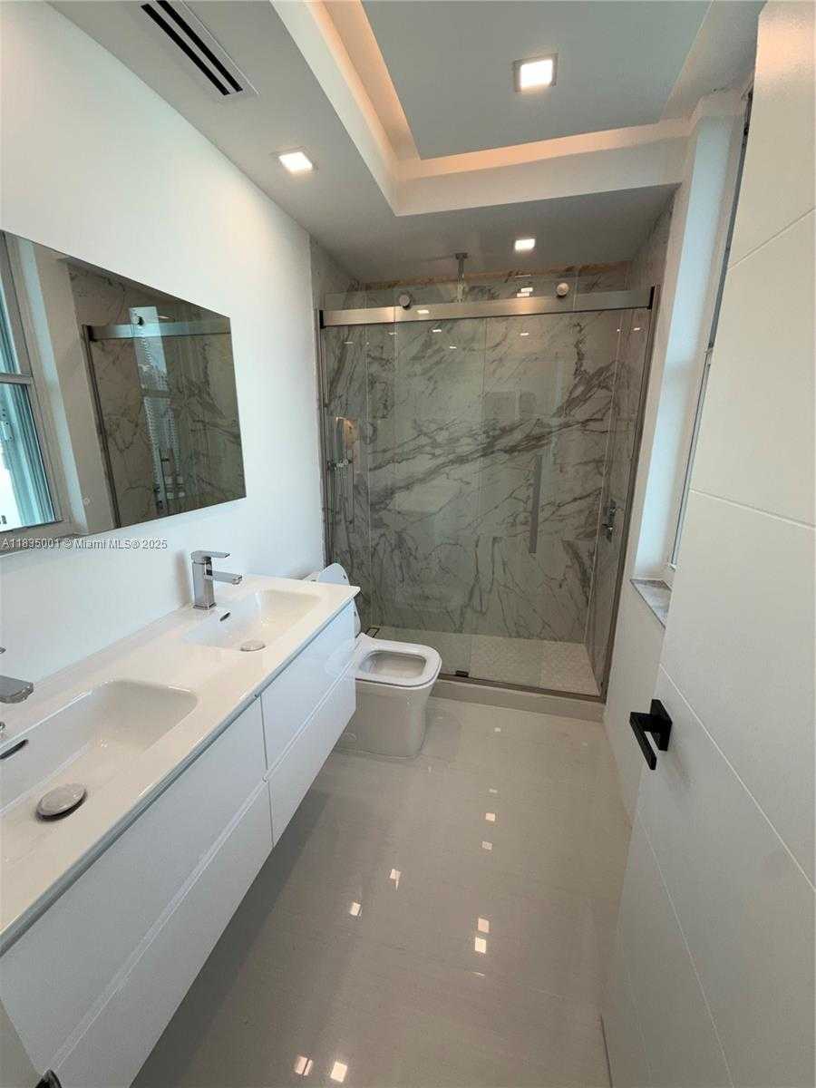 Small Image of 800 CLAUGHTON ISLAND DR #2405, Miami Number 13