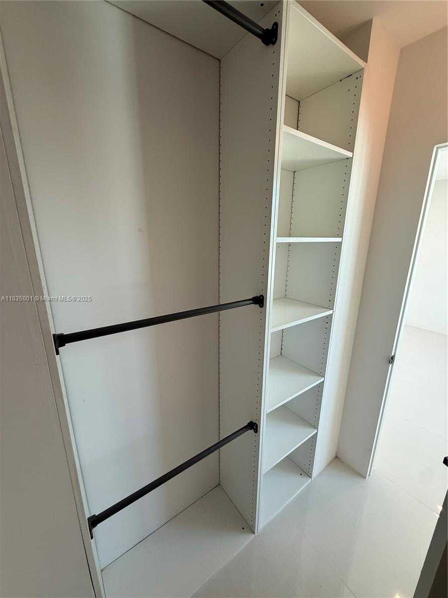 Small Image of 800 CLAUGHTON ISLAND DR #2405, Miami Number 14