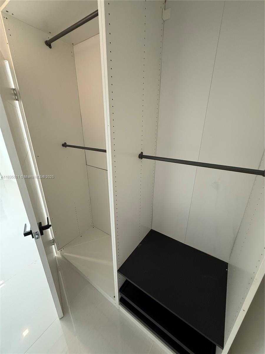 Small Image of 800 CLAUGHTON ISLAND DR #2405, Miami Number 15