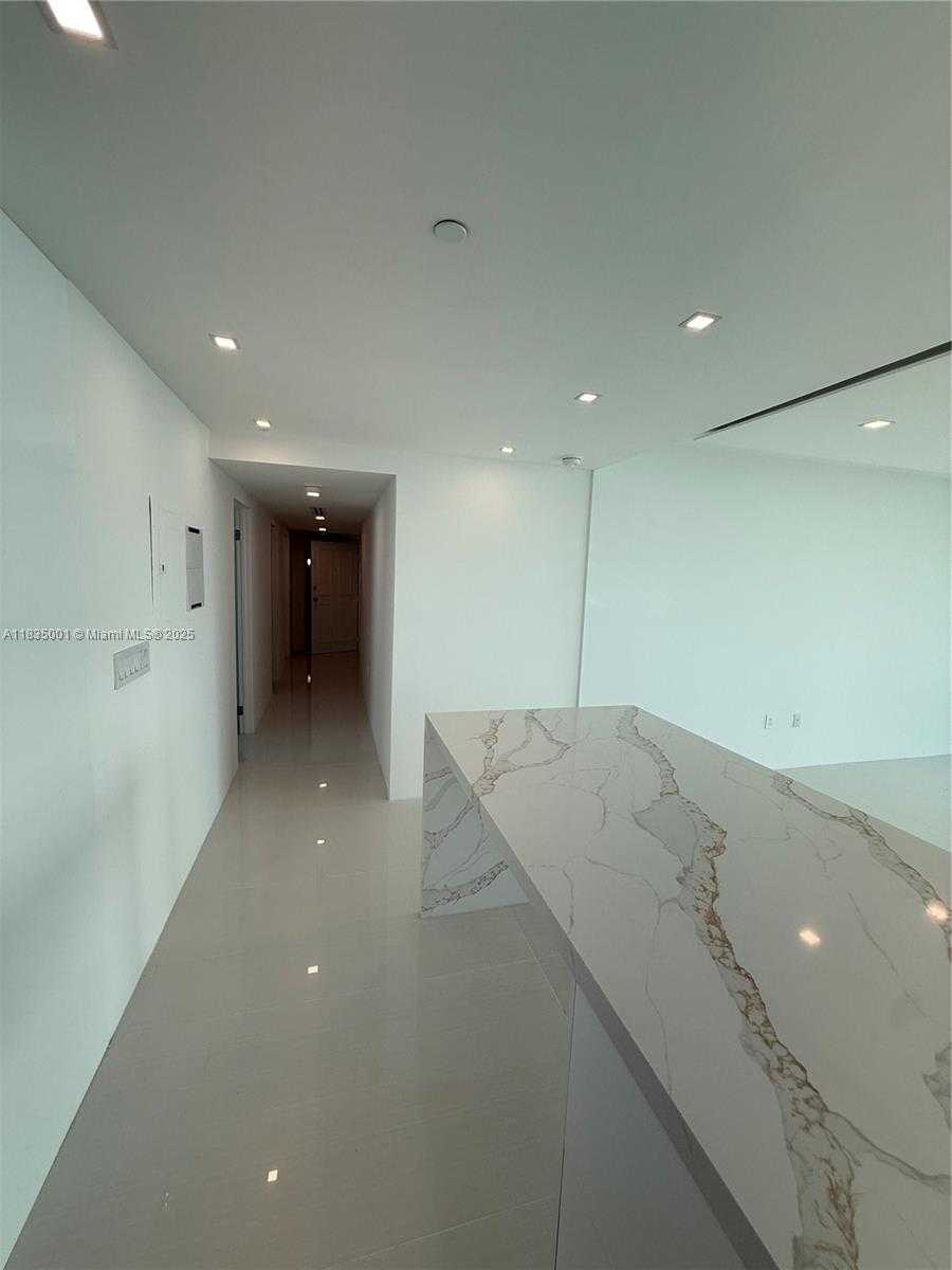 Small Image of 800 CLAUGHTON ISLAND DR #2405, Miami Number 3