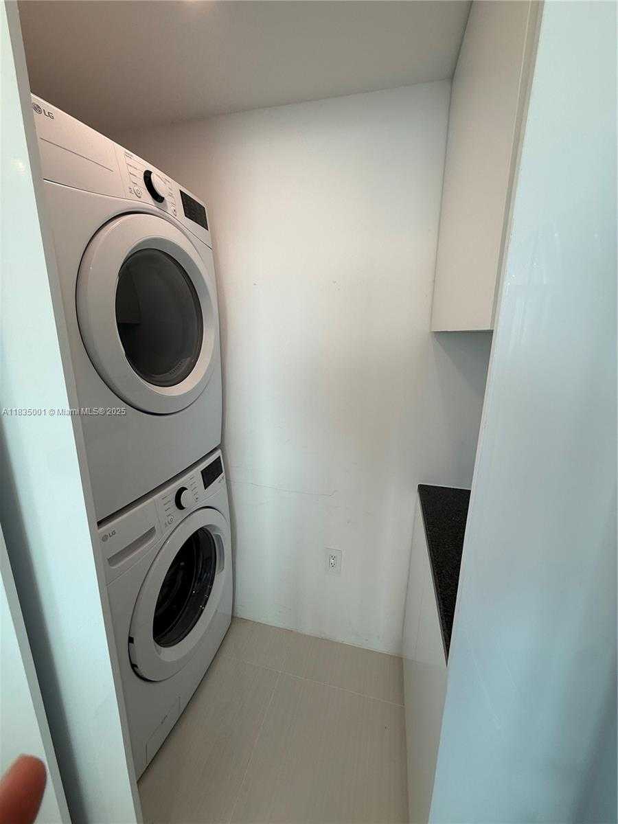 Small Image of 800 CLAUGHTON ISLAND DR #2405, Miami Number 5