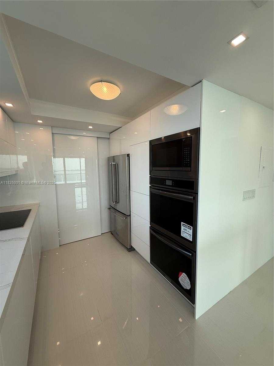 Small Image of 800 CLAUGHTON ISLAND DR #2405, Miami Number 9