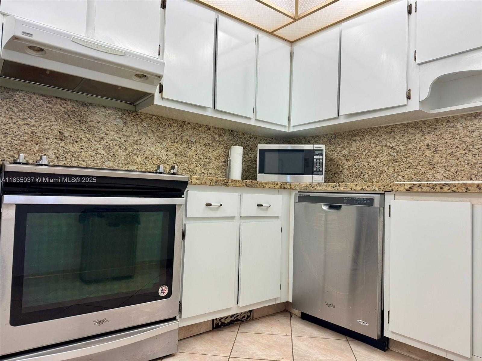 Small Image of 201 180TH DR #114, Sunny Isles Beach Number 4