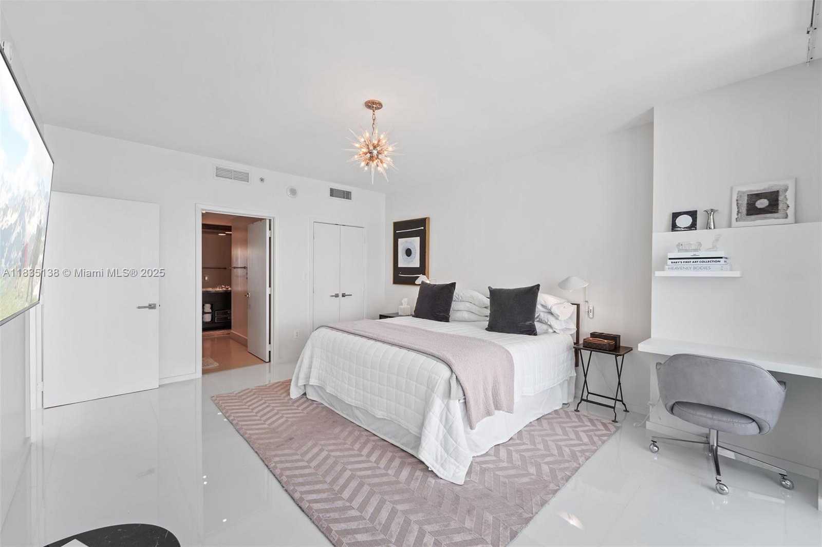Small Image of 6799 COLLINS AVE #1505, Miami Beach Number 21